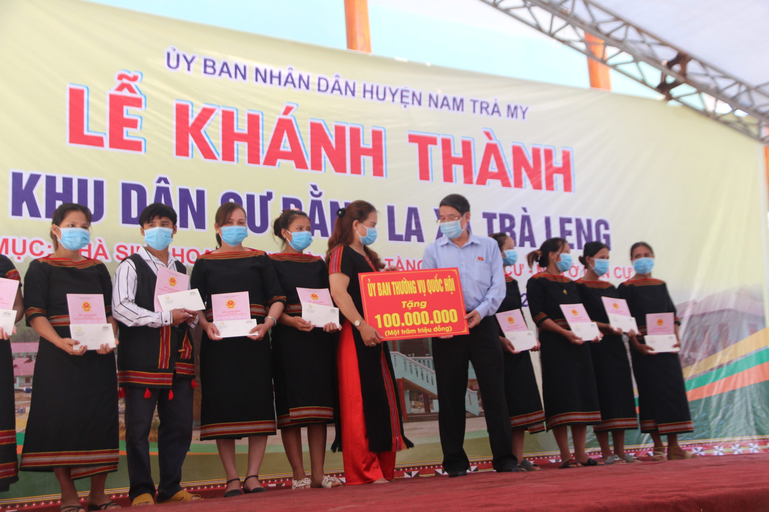 Người dân vùng sạt lở Trà Leng hân hoan về nhà mới - Ảnh 1.