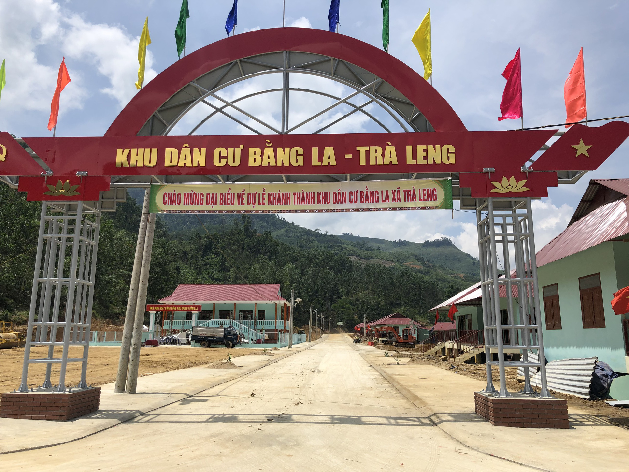 Người dân vùng sạt lở Trà Leng hân hoan về nhà mới
