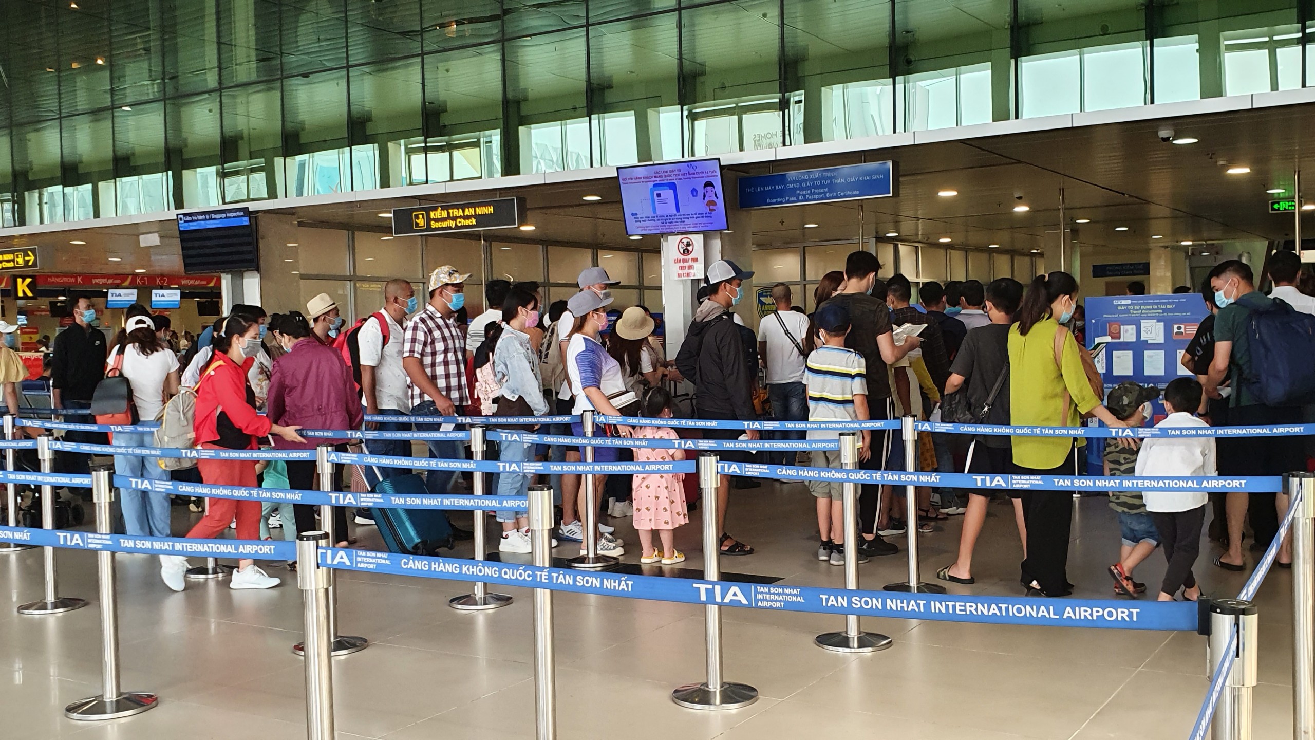 Lượng kh&aacute;ch qua s&acirc;n bay T&acirc;n Sơn Nhất đang tăng mạnh - Ảnh 1.