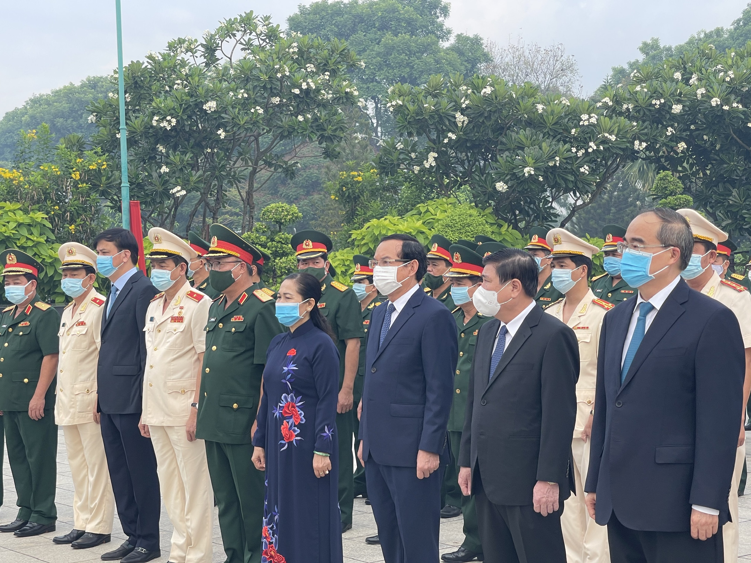 L&atilde;nh đạo TP HCM d&acirc;ng hoa, d&acirc;ng hương Chủ tịch Hồ Ch&iacute; Minh, c&aacute;c anh h&ugrave;ng liệt sĩ - Ảnh 2.