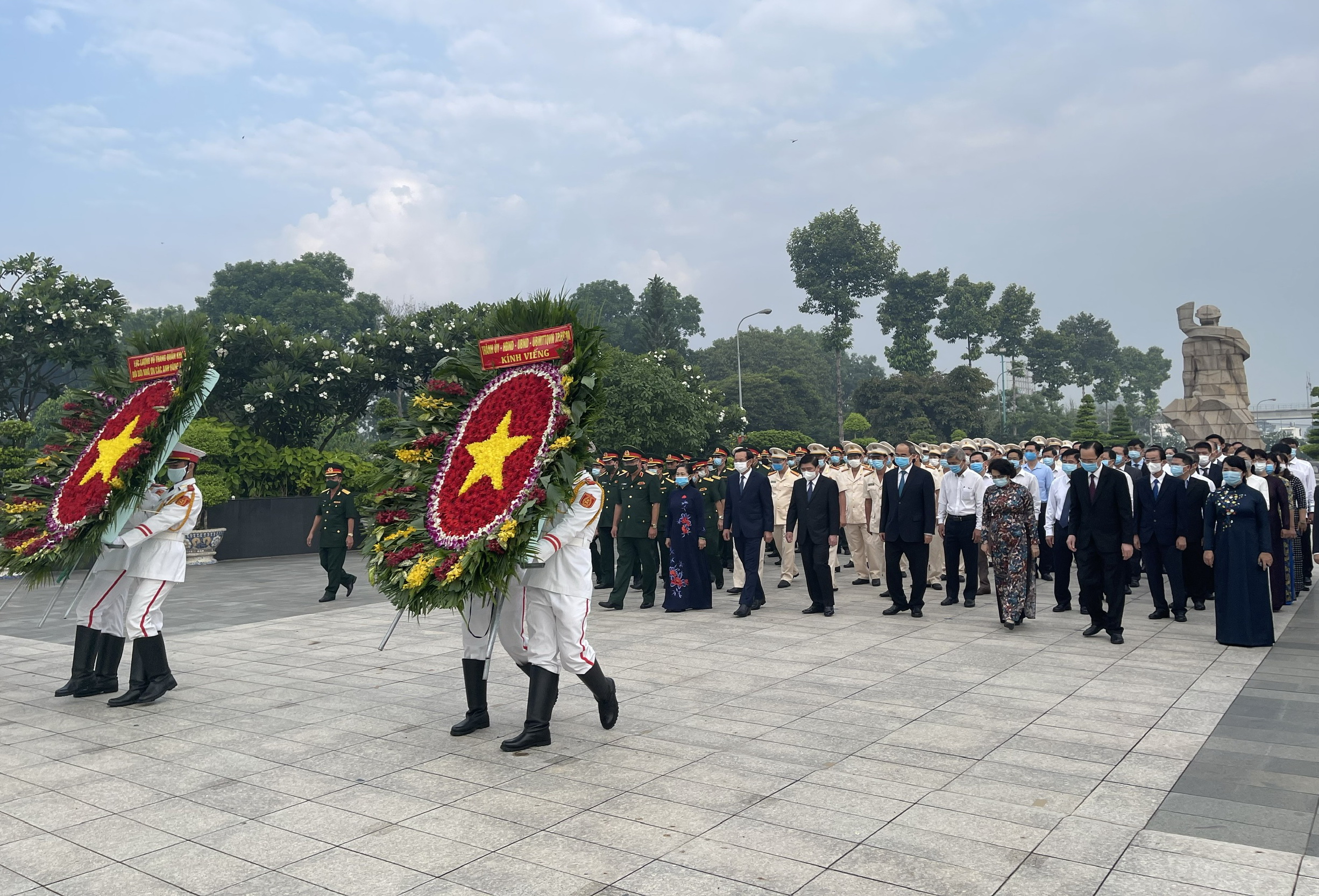 Lãnh đạo TP HCM dâng hoa, dâng hương Chủ tịch Hồ Chí Minh, các anh hùng liệt sĩ