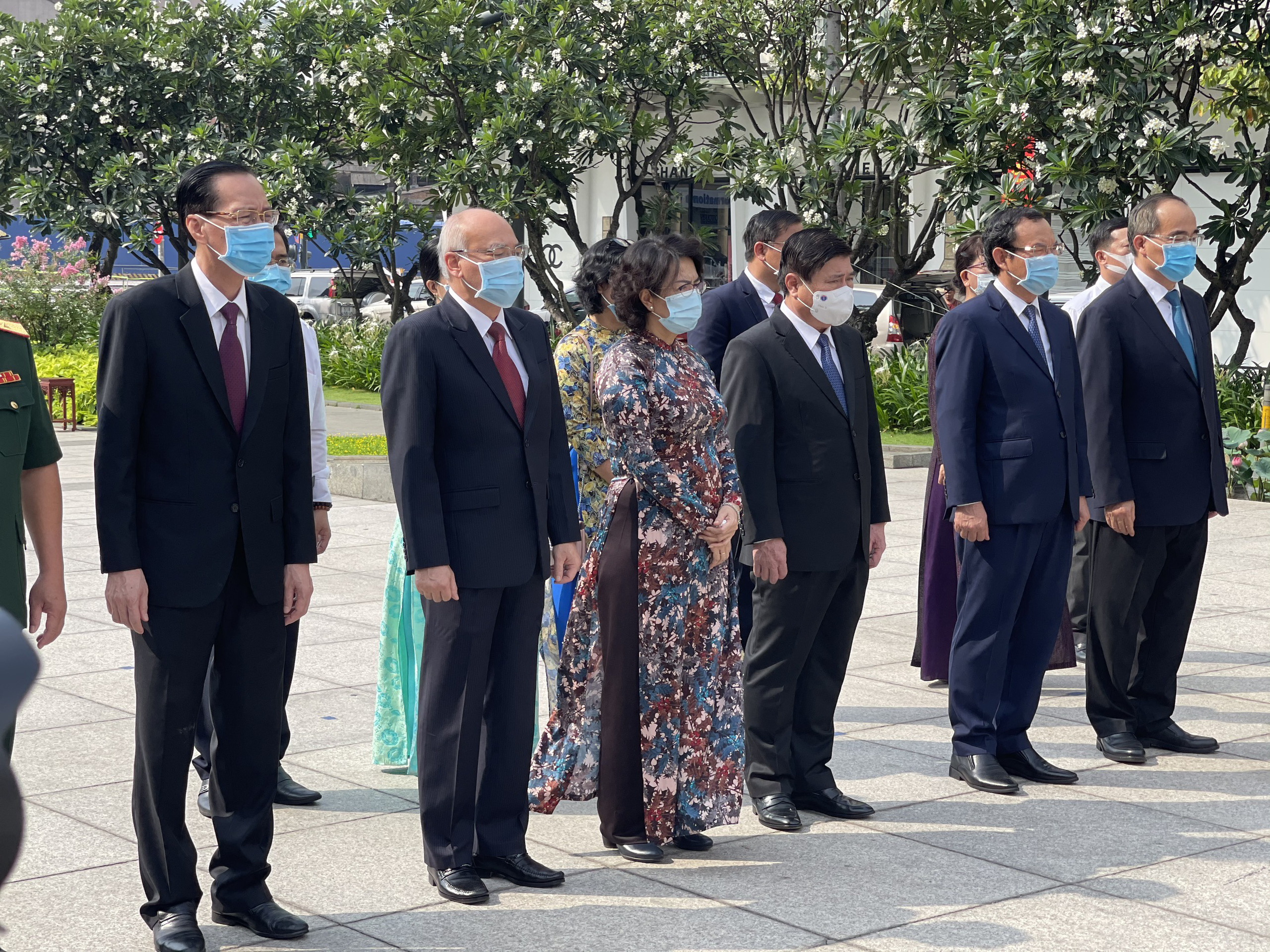L&atilde;nh đạo TP HCM d&acirc;ng hoa, d&acirc;ng hương Chủ tịch Hồ Ch&iacute; Minh, c&aacute;c anh h&ugrave;ng liệt sĩ - Ảnh 3.
