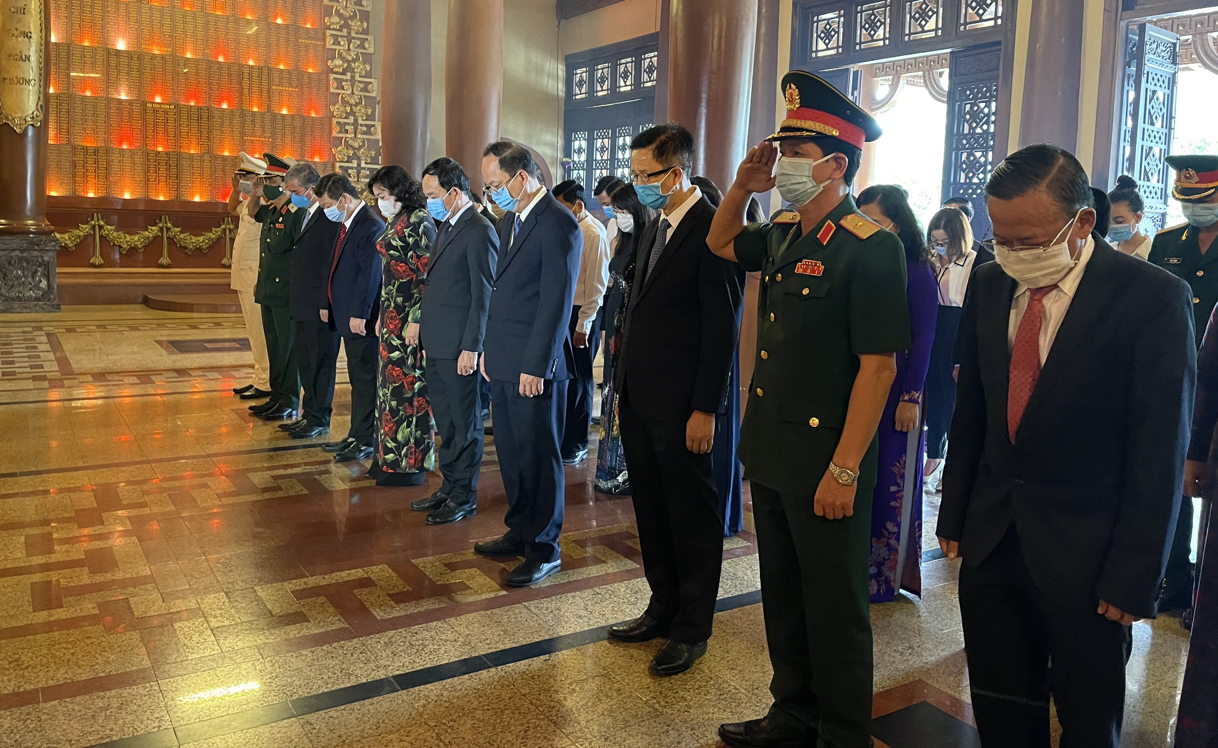 L&atilde;nh đạo TP HCM d&acirc;ng hoa, d&acirc;ng hương Chủ tịch Hồ Ch&iacute; Minh, c&aacute;c anh h&ugrave;ng liệt sĩ - Ảnh 4.