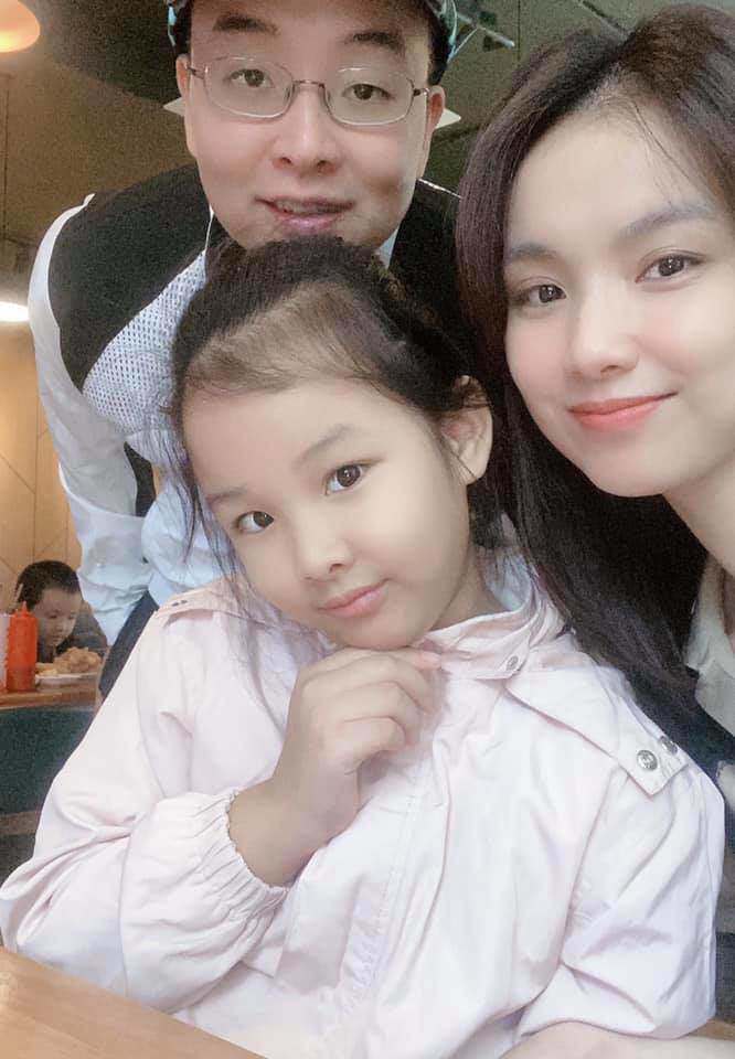 Ngỡ ng&agrave;ng nhan sắc Hoa hậu Th&ugrave;y L&acirc;m sau 11 năm ở ẩn - Ảnh 2.