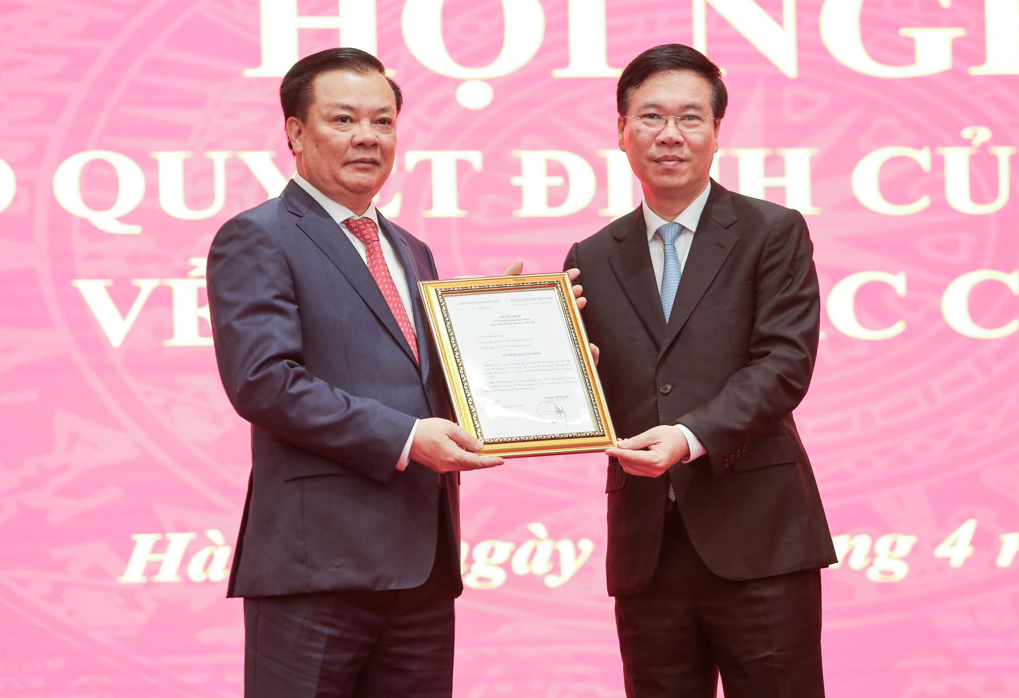 Công bố quyết định của Bộ Chính trị phân công ông Đinh Tiến Dũng làm Bí thư Thành ủy Hà Nội