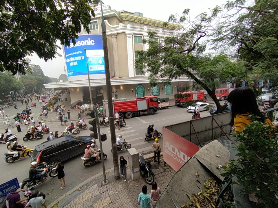 Ôtô ở Tràng Tiền Plaza bất ngờ bốc cháy, người dân mua sắm hoảng sợ tháo chạy