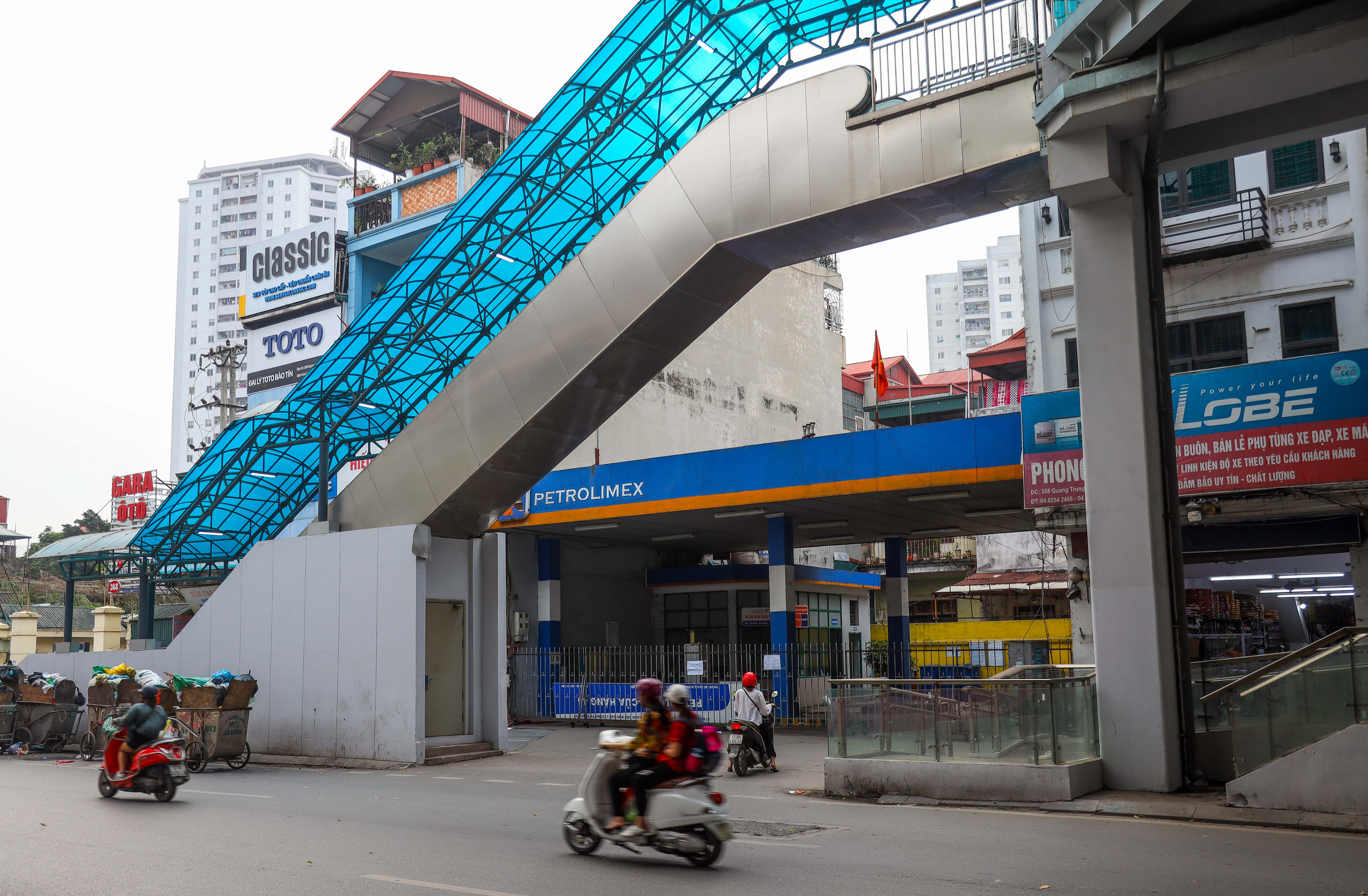 Cận cảnh cây xăng phải đóng cửa vì nguy cơ mất an toàn đường sắt Cát Linh-Hà Đông - Ảnh 10.