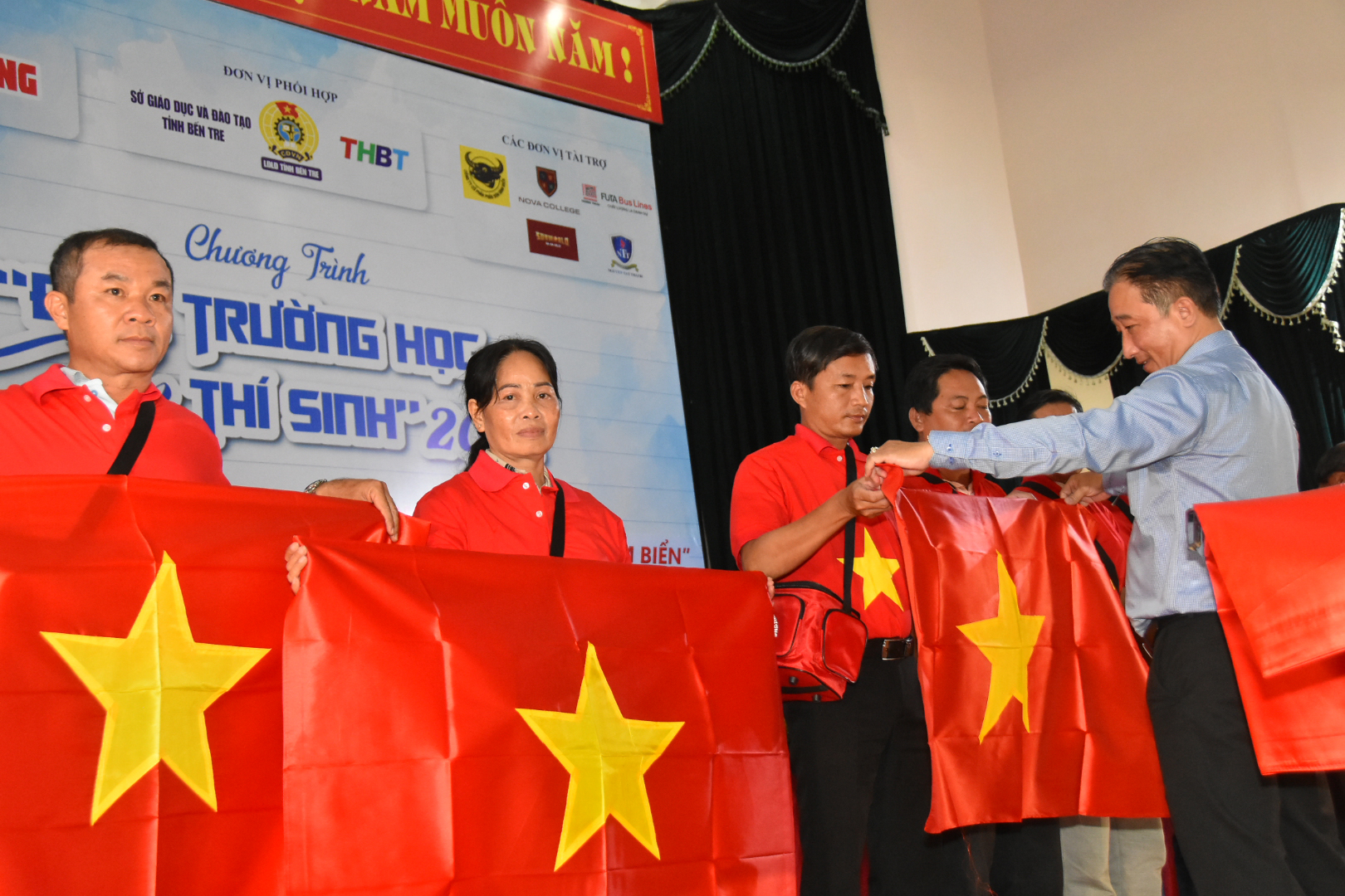 Trao cờ Tổ quốc cho ngư d&acirc;n xứ dừa - Ảnh 1.