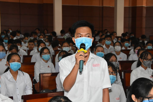 "Đưa trường học đến thí sinh": Học ngành nào để làm giàu cho tỉnh?