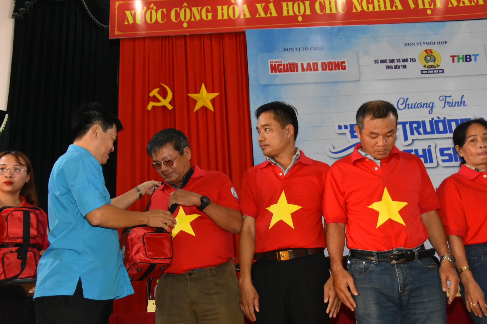 2.000 l&aacute; cờ Tổ quốc đến với ngư d&acirc;n Bến Tre - Ảnh 5.