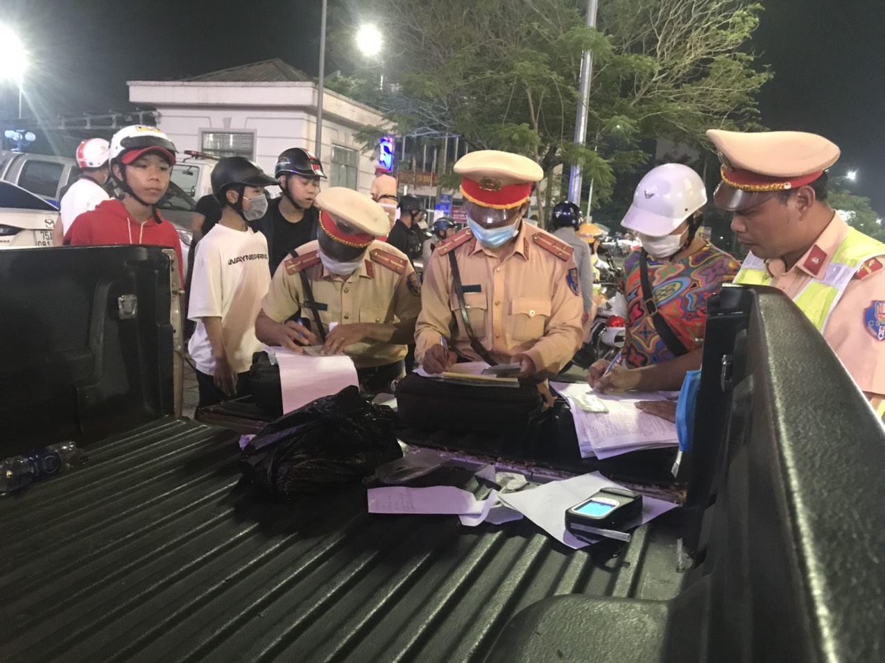 Hơn 3 giờ ra quân, CSGT xử phạt 30 quái xế - Ảnh 1.