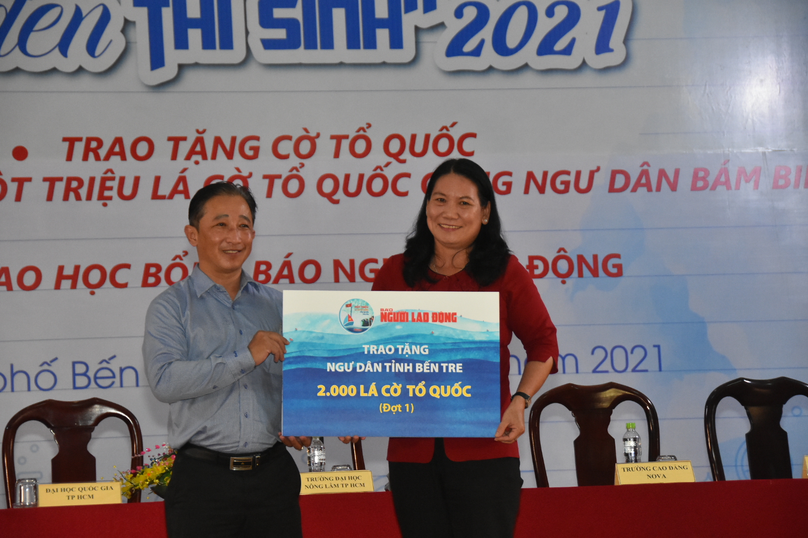 2.000 l&aacute; cờ Tổ quốc đến với ngư d&acirc;n Bến Tre - Ảnh 4.