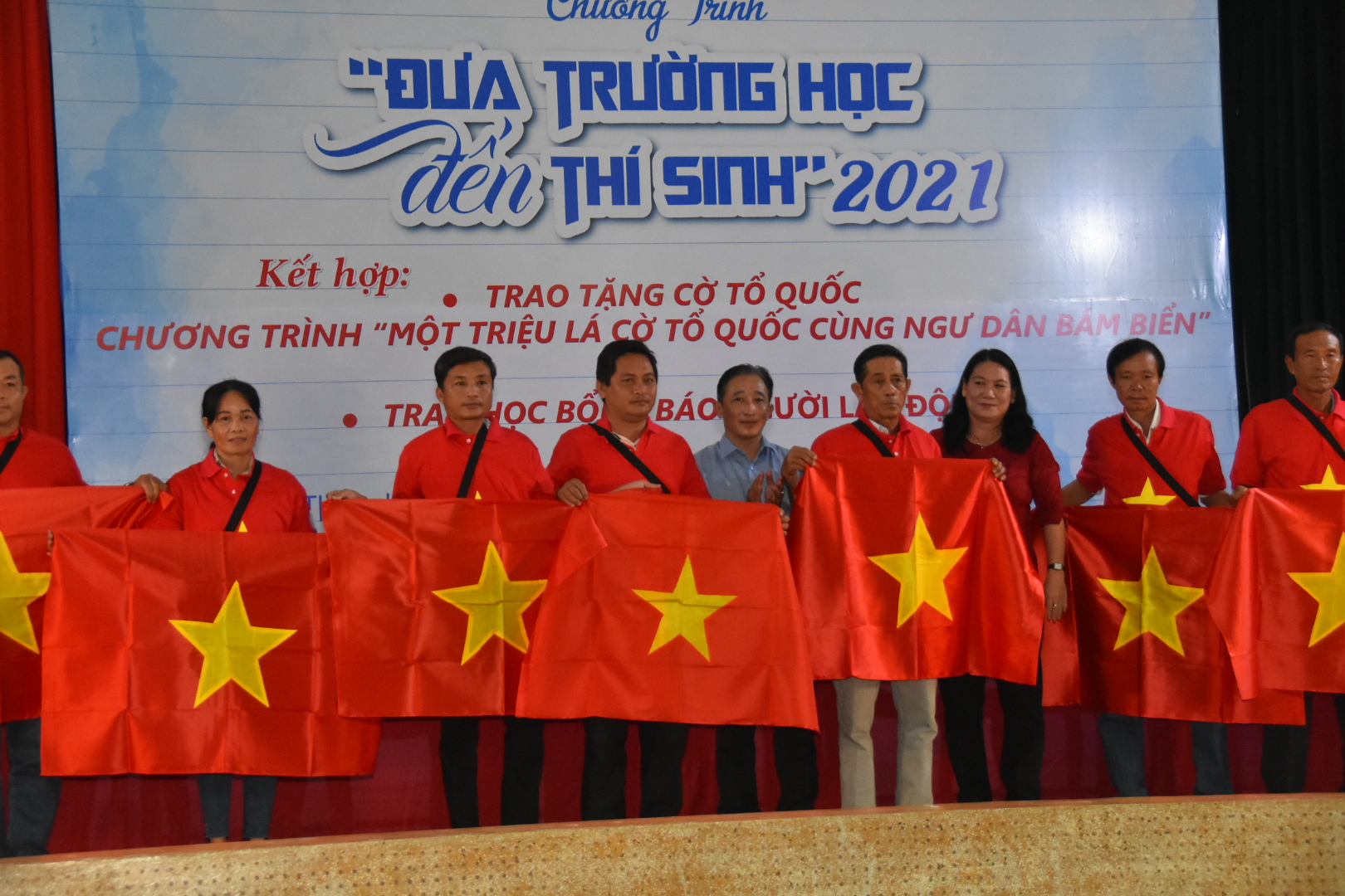 2.000 l&aacute; cờ Tổ quốc đến với ngư d&acirc;n Bến Tre - Ảnh 1.