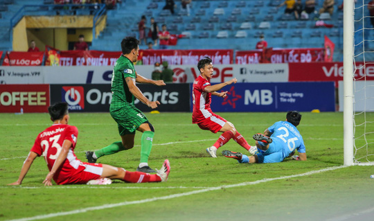 Sài Gòn FC thay tướng chưa đổi vận, Than Quảng Ninh gây bất ngờ - Ảnh 12.