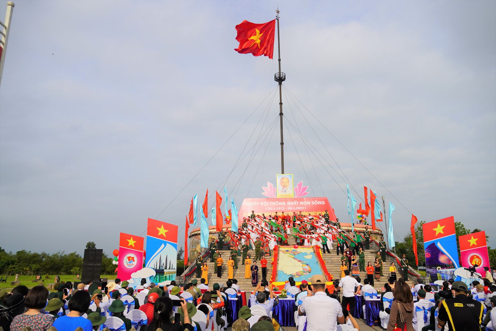 X&uacute;c động Lễ Thượng cờ Thống nhất non s&ocirc;ng ở đ&ocirc;i bờ Hiền Lương - Bến Hải - Ảnh 1.