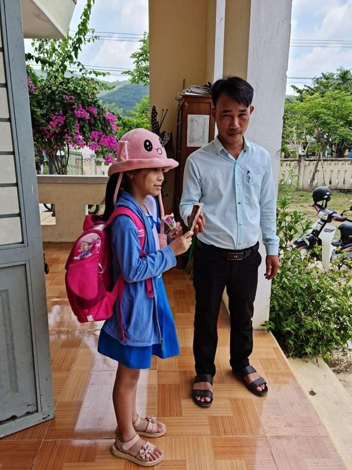 Nhặt được 20 triệu đồng, HS lớp 2 ở Quảng Nam có hành động bất ngờ - Ảnh 1.