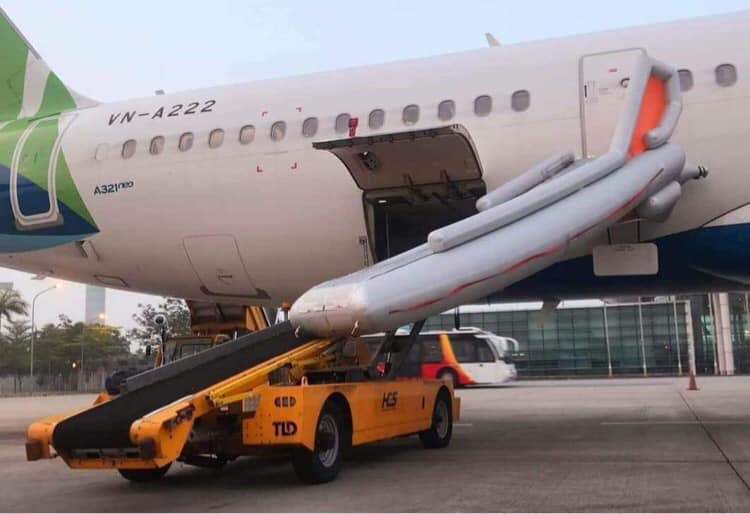 Khách mở cửa thoát hiểm máy bay ở Nội Bài làm bung phao cứu sinh