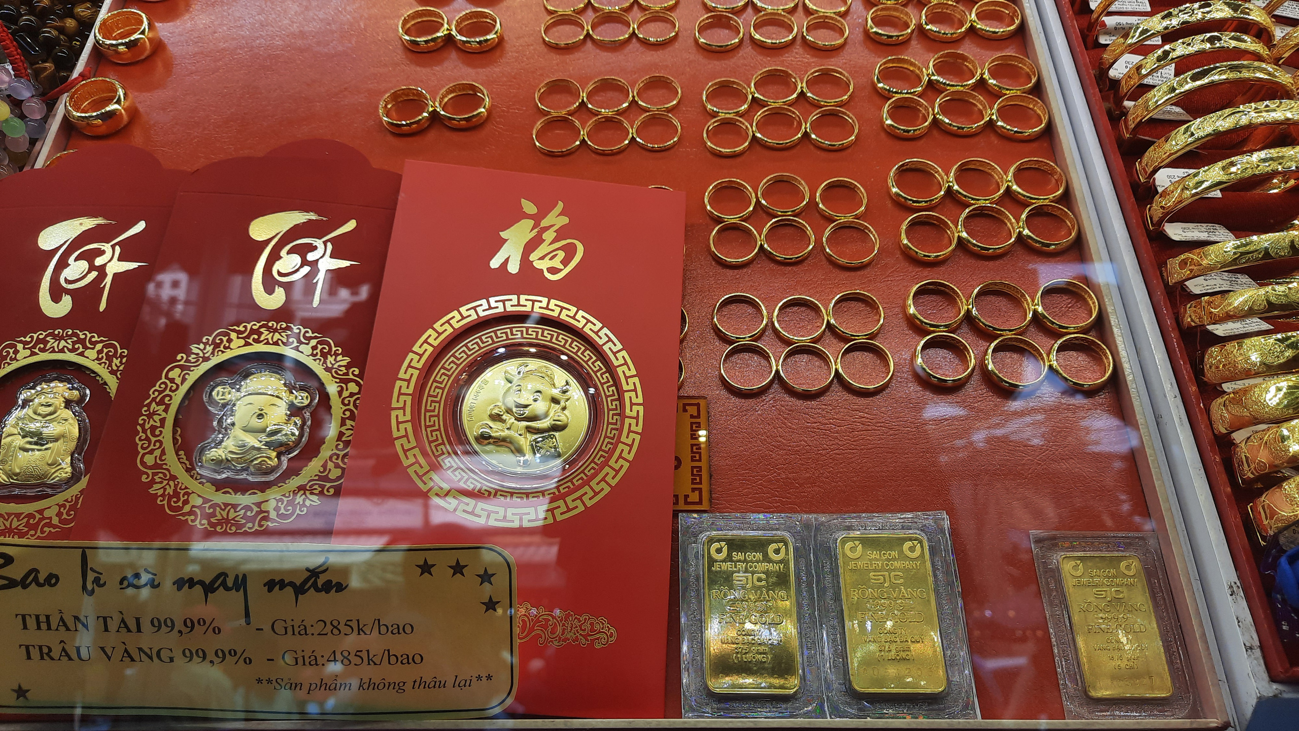 Giá vàng chiều 30-4: Vàng SJC tăng mạnh, thế giới tiếp tục suy yếu - Ảnh 1.
