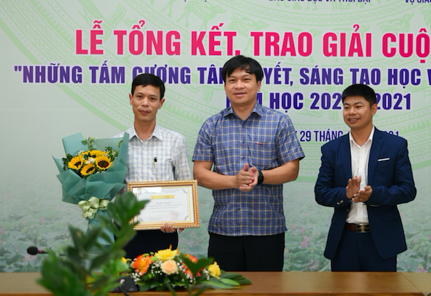 Thầy hiệu trưởng mang lửa ấm cho học sinh vùng cao trở thành "nhân vật tiêu biểu"