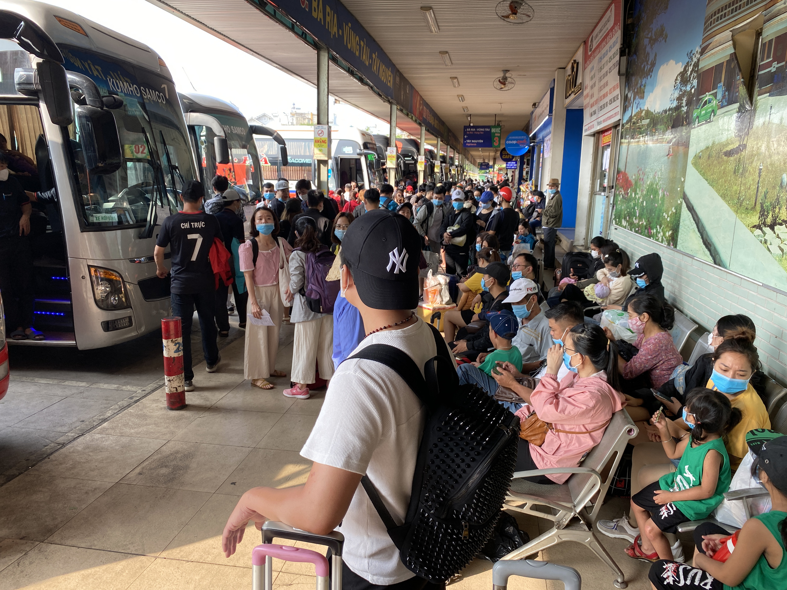 TP HCM: Ngày đầu nghỉ lễ, hàng trăm ngàn lượt khách đổ dồn về các bến xe - Ảnh 1.