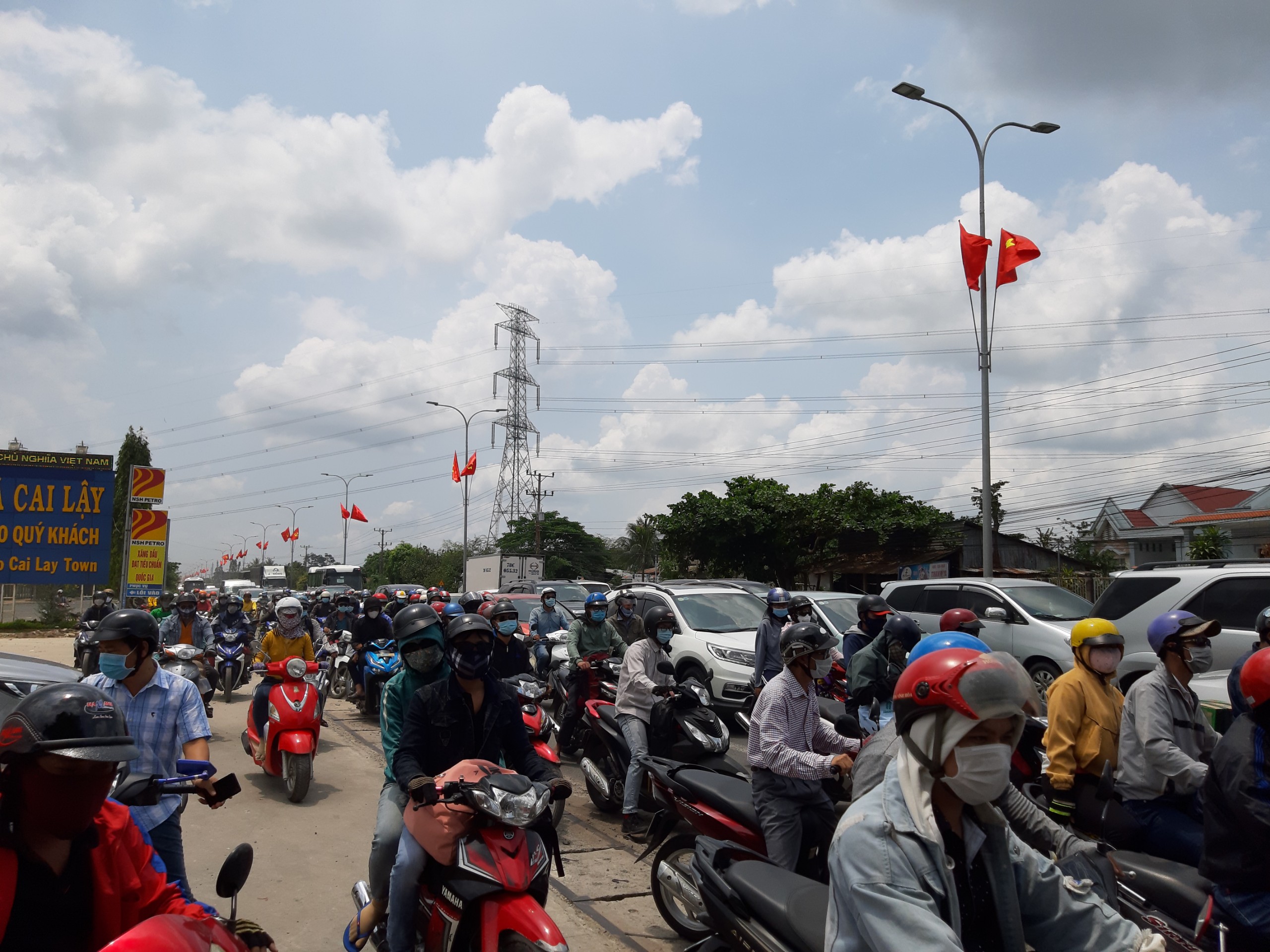 Kẹt cứng đường về miền Tây, phương tiện nhích từng chút