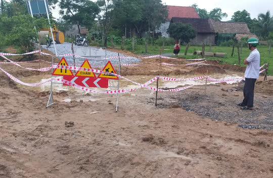 Con trai 4 tuổi rơi xuống hố công trình tử vong, người mẹ ngất lịm