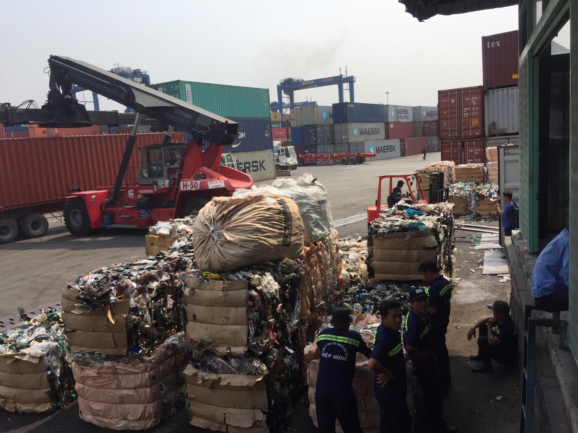 Tái xuất 419 container hàng tồn phế liệu