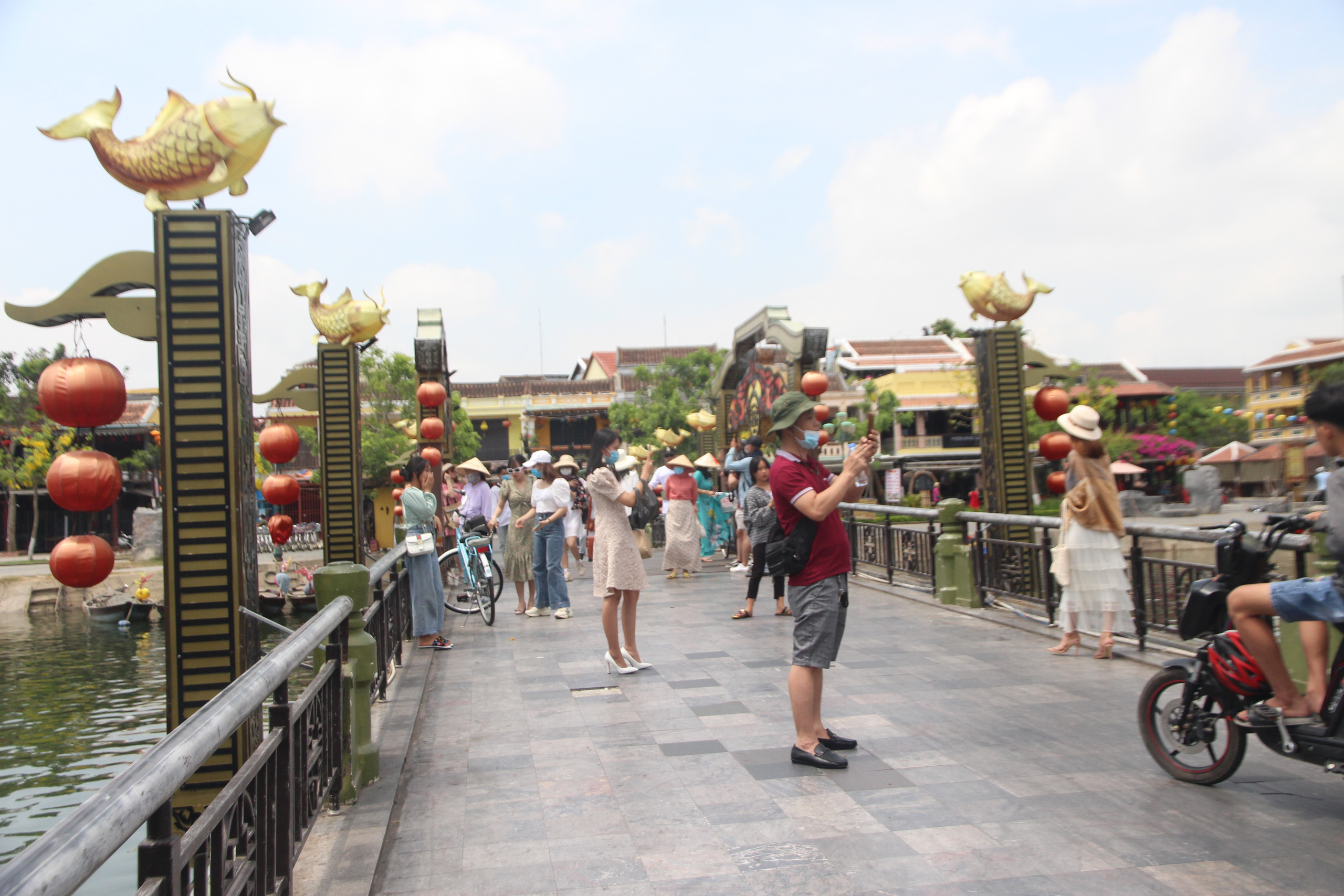 Du khách nườm nượp tới Huế và Hội An ngày 30-4 - Ảnh 24.