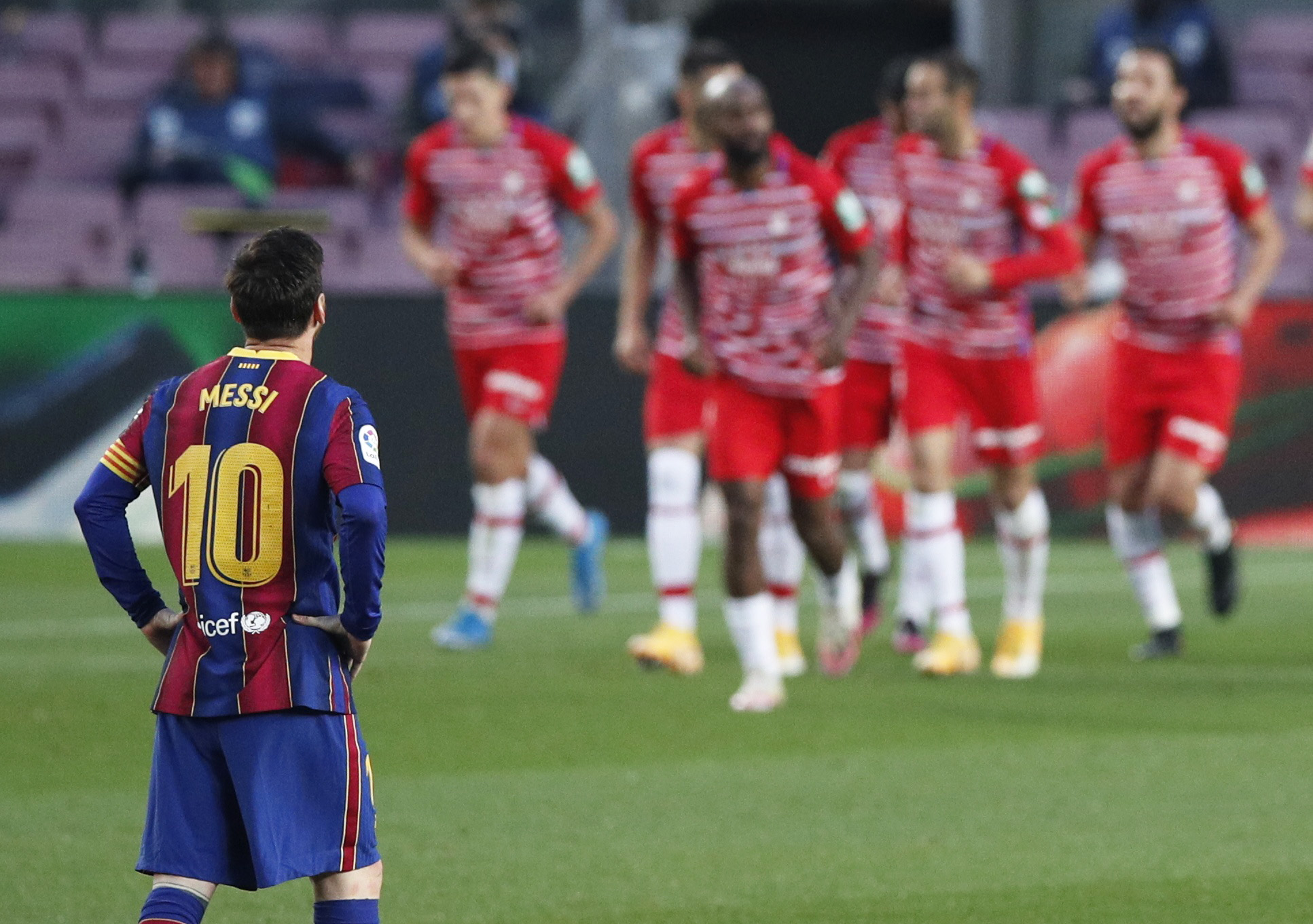 Barcelona thua sốc Granada 1-2, hẹp cửa đua vô địch La Liga