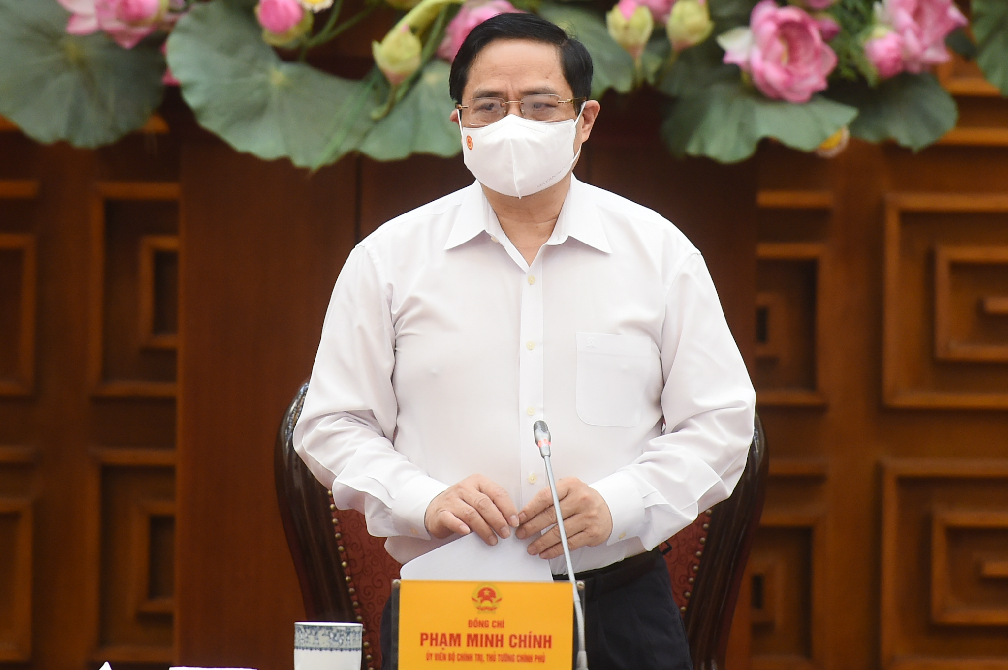 Thủ tướng Phạm Minh Chính chủ trì họp khẩn về phòng chống Covid-19 - Ảnh 1.