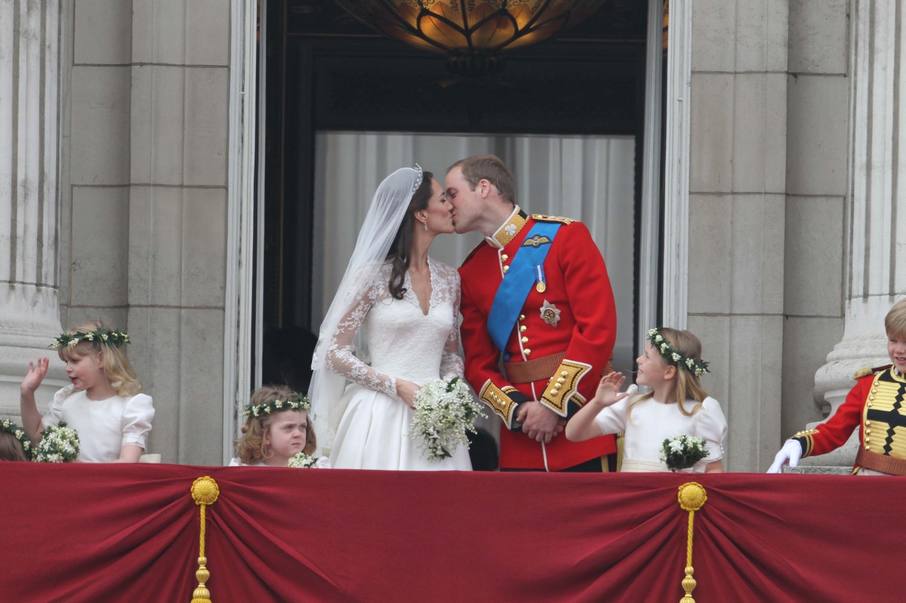 10 năm h&ocirc;n nh&acirc;n ngọt ng&agrave;o của Ho&agrave;ng tử William v&agrave; C&ocirc;ng nương Kate - Ảnh 4.