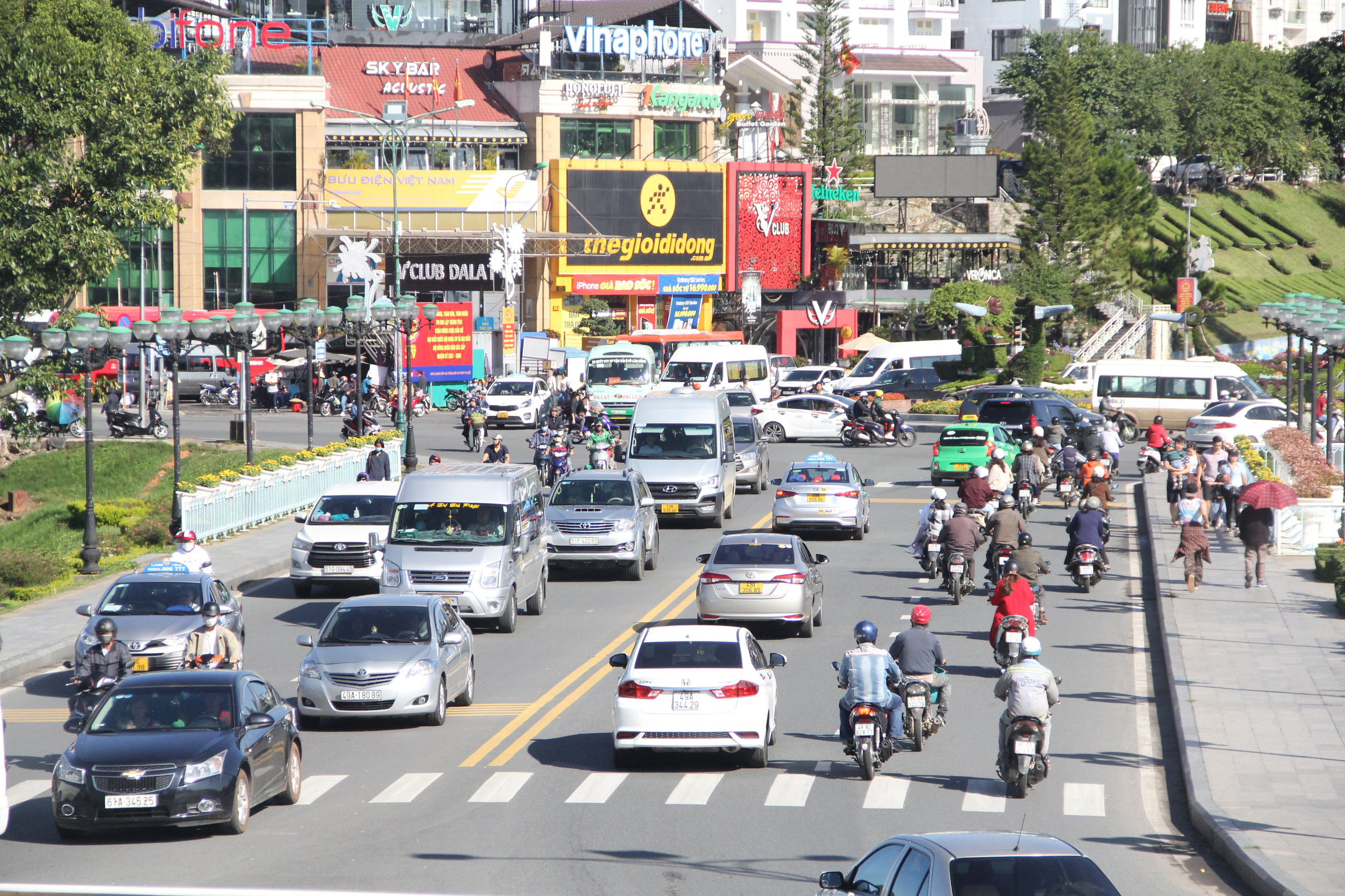 Mất 20 giờ chưa tới Đà Lạt do kẹt xe kinh hoàng ở đèo Bảo Lộc, Quốc lộ 20