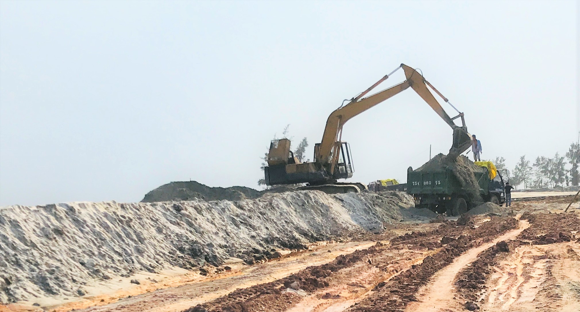 Vụ trục lợi từ nạo vét âu thuyền: Hàng trăm khối cát “lạ” xuất hiện ở dự án làm đường