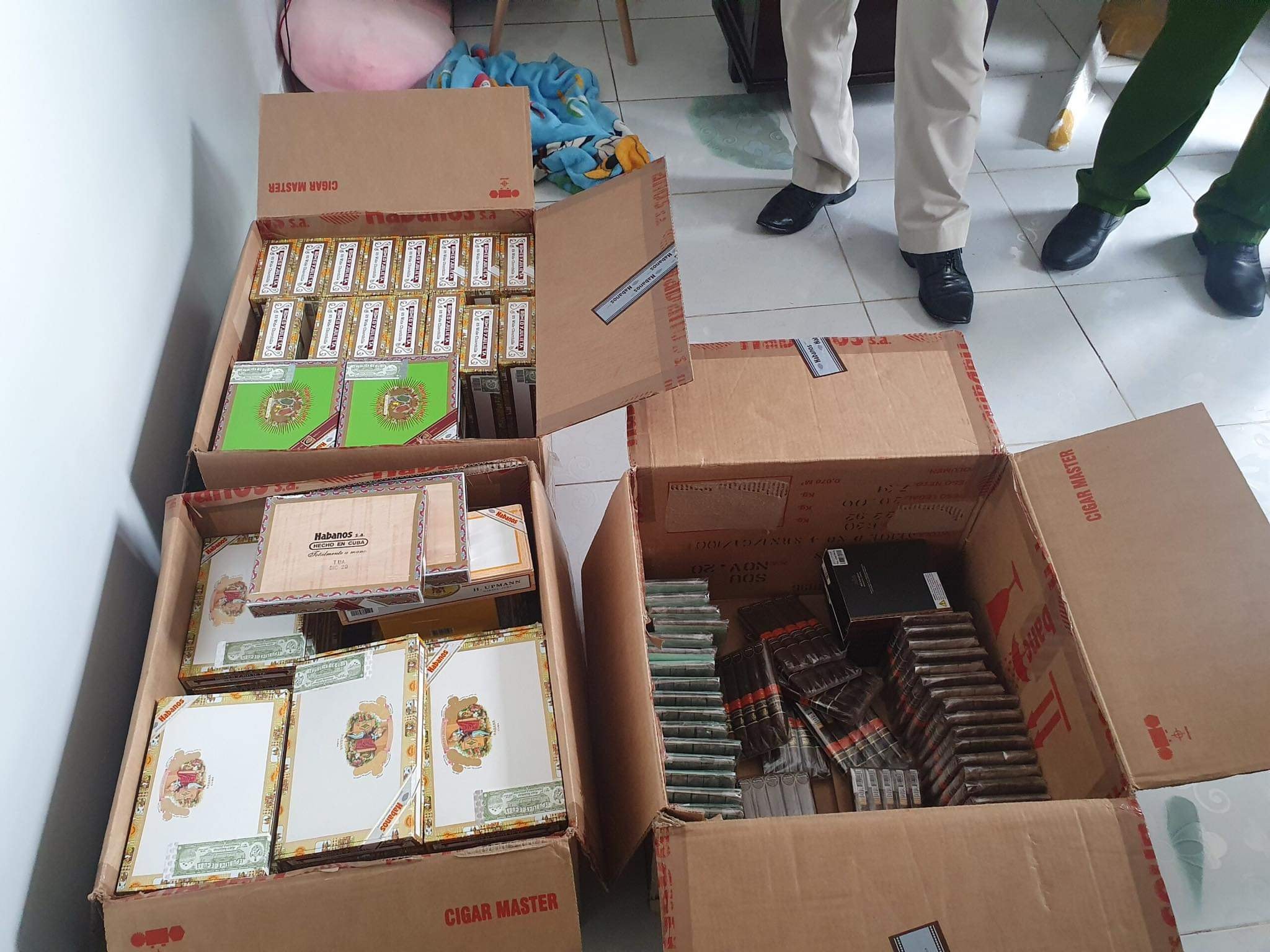Khởi tố tiếp viên hãng hàng không buôn lậu cigar số lượng lớn
