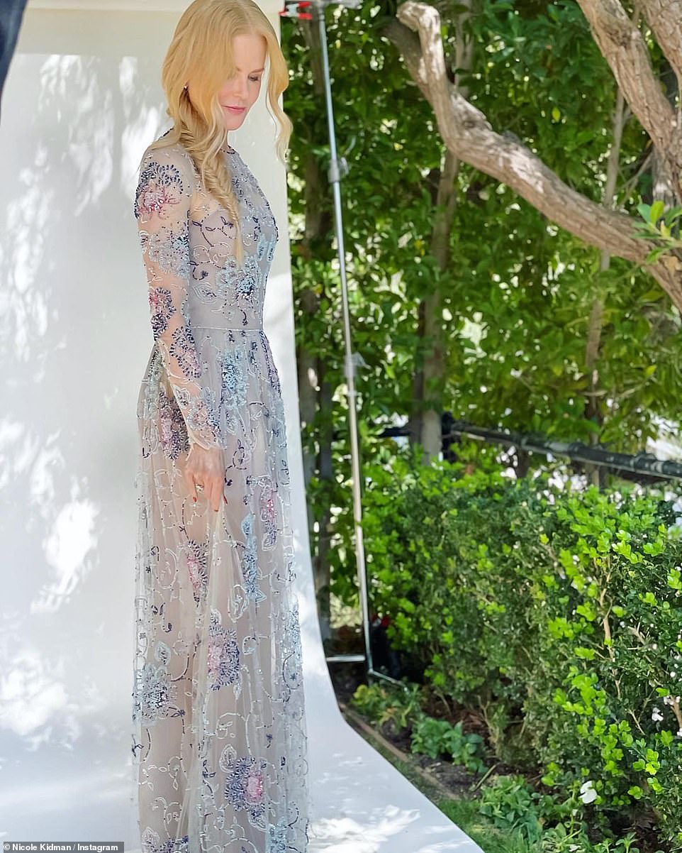 &ldquo;Thi&ecirc;n nga&rdquo; Nicole Kidman, Kaley Cuoco lộng lẫy tạo d&aacute;ng trước... thảm đỏ ảo - Ảnh 2.