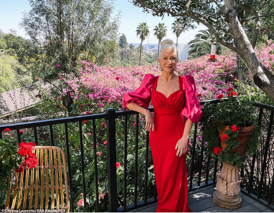 &ldquo;Thi&ecirc;n nga&rdquo; Nicole Kidman, Kaley Cuoco lộng lẫy tạo d&aacute;ng trước... thảm đỏ ảo - Ảnh 10.