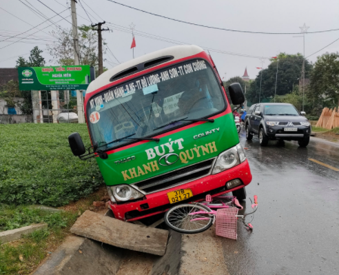 Trên đường đến trường, học sinh lớp 3 bị xe buýt tông tử vong