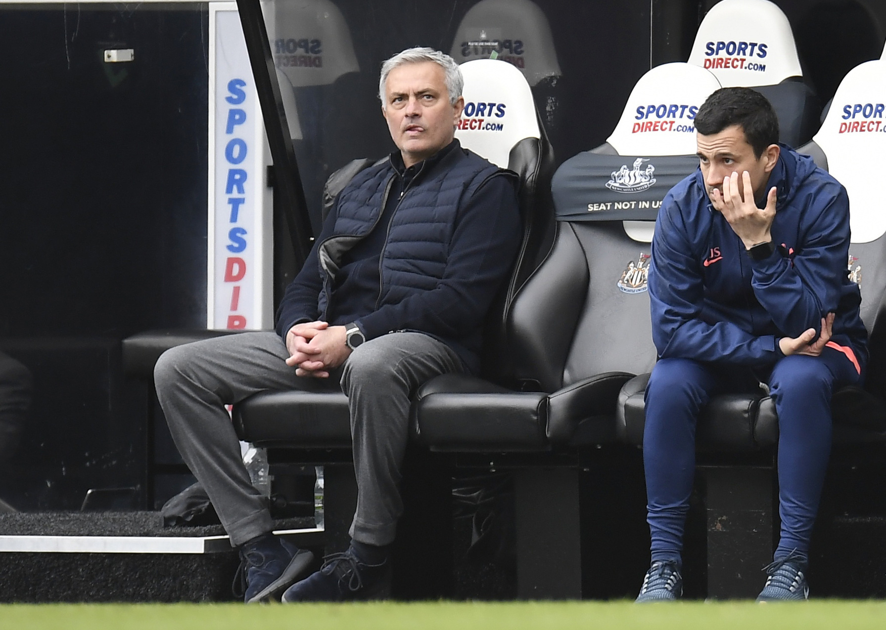 HLV Mourinho nói gì khi Tottenham đánh rơi chiến thắng?