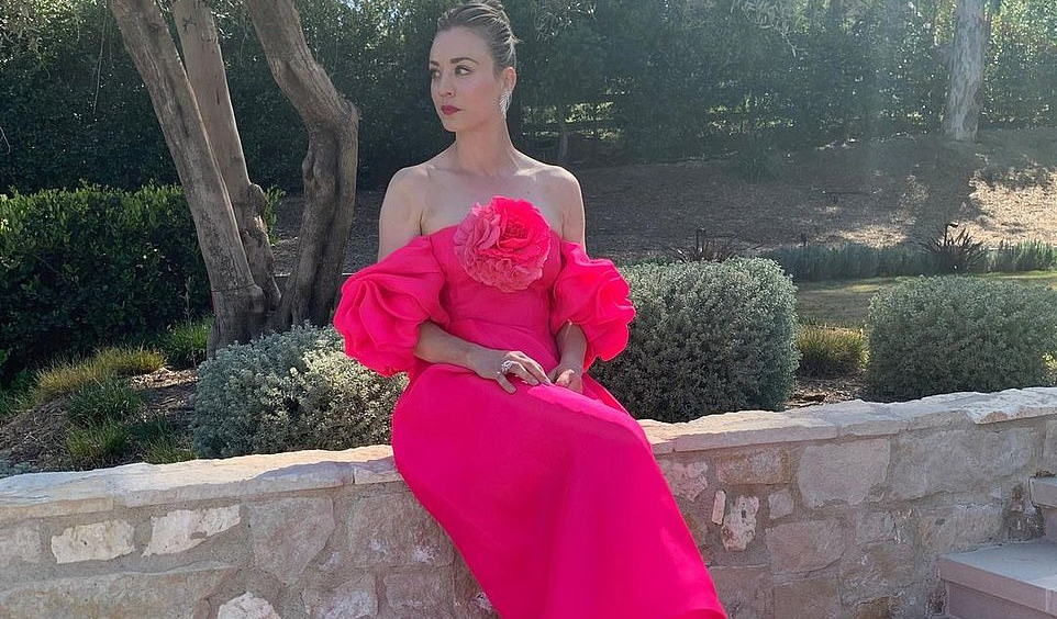 “Thiên nga” Nicole Kidman, Kaley Cuoco lộng lẫy tạo dáng trước... thảm đỏ ảo