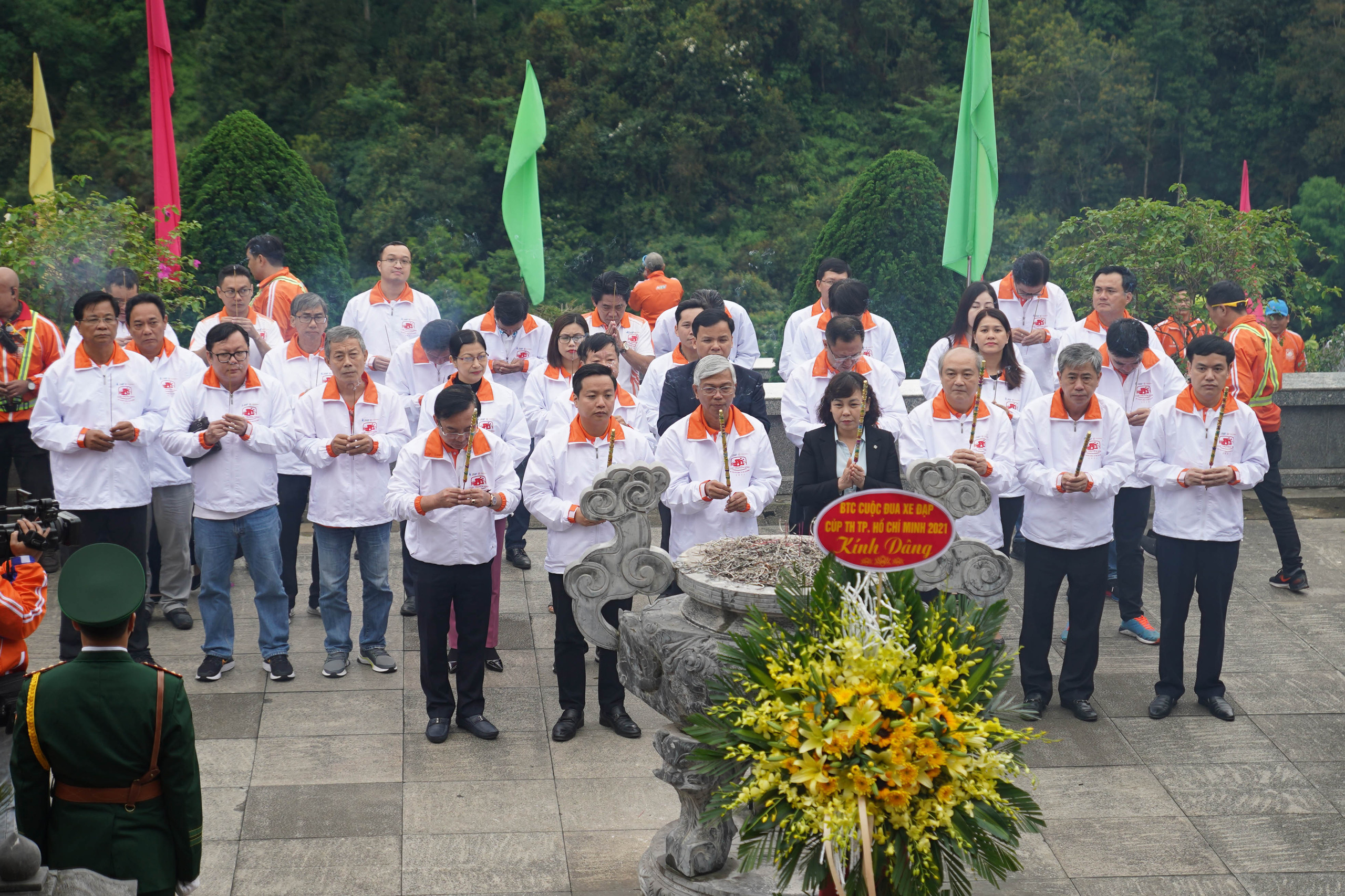 Lãnh đạo TP HCM và đoàn đua xe đạp Cúp Truyền hình TP HCM viếng khu di tích Pác Bó