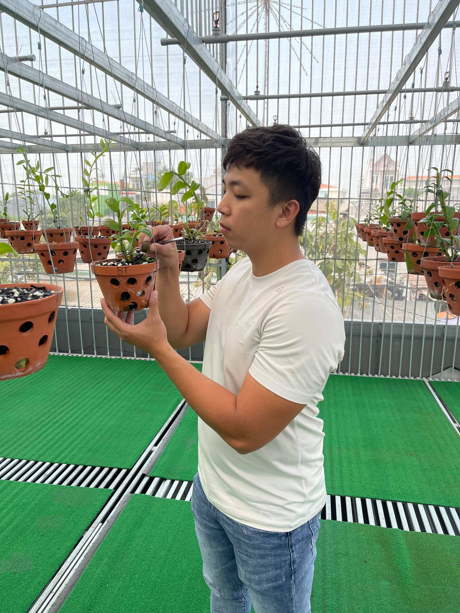 &Ocirc;ng chủ vườn lan Huỳnh Vũ: Từ ch&agrave;ng trai tr&ocirc;ng xe đến gia t&agrave;i hoa lan gi&aacute; trị - Ảnh 3.