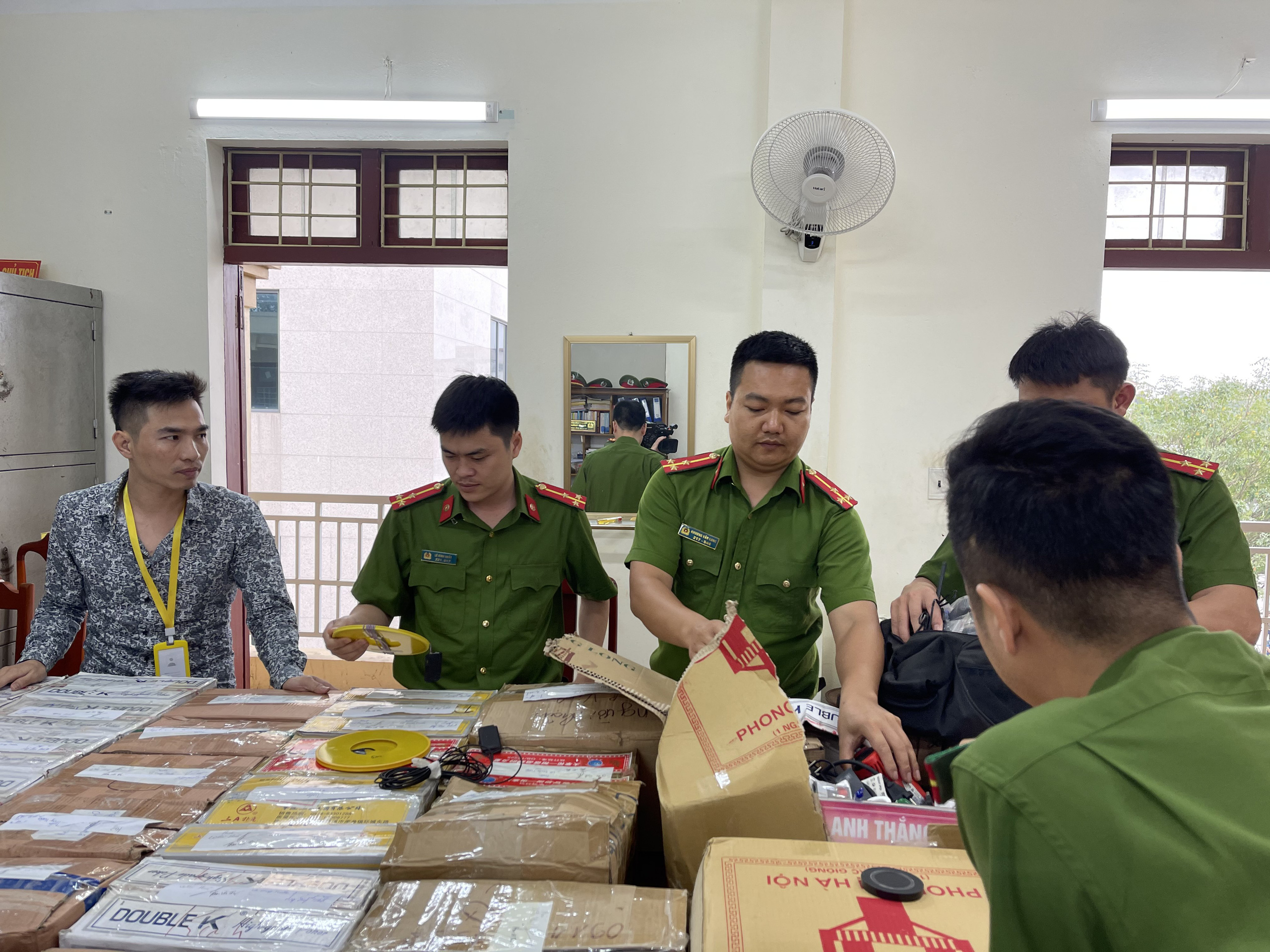 Bắt giữ "kho" thiết bị đánh bạc gian lận do 2 vợ chồng làm chủ