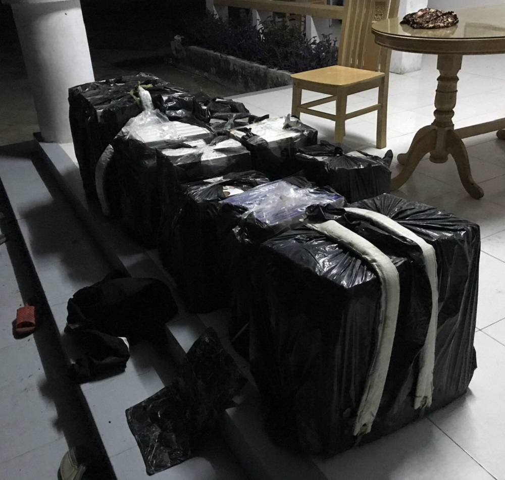 CLIP: &ldquo;B&iacute; mật&rdquo; b&ecirc;n trong nhiều t&uacute;i nylon m&agrave;u đen quấn k&iacute;n ở v&ugrave;ng bi&ecirc;n - Ảnh 2.