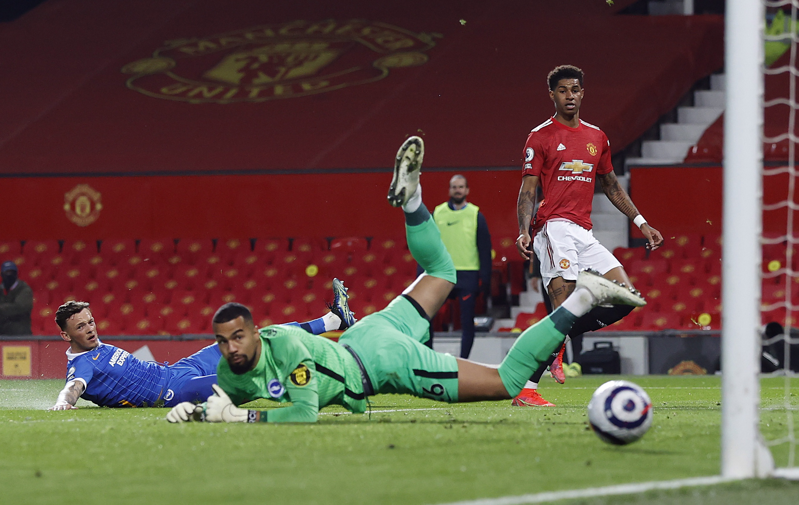Cố nh&acirc;n gieo sầu, Man United tho&aacute;t hiểm ngoạn mục trước Brighton - Ảnh 5.