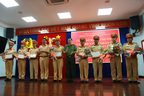 Công an TP HCM khen thưởng đại úy CSGT dẫn đường đưa bệnh nhân nguy kịch đi cấp cứu - Ảnh 1.