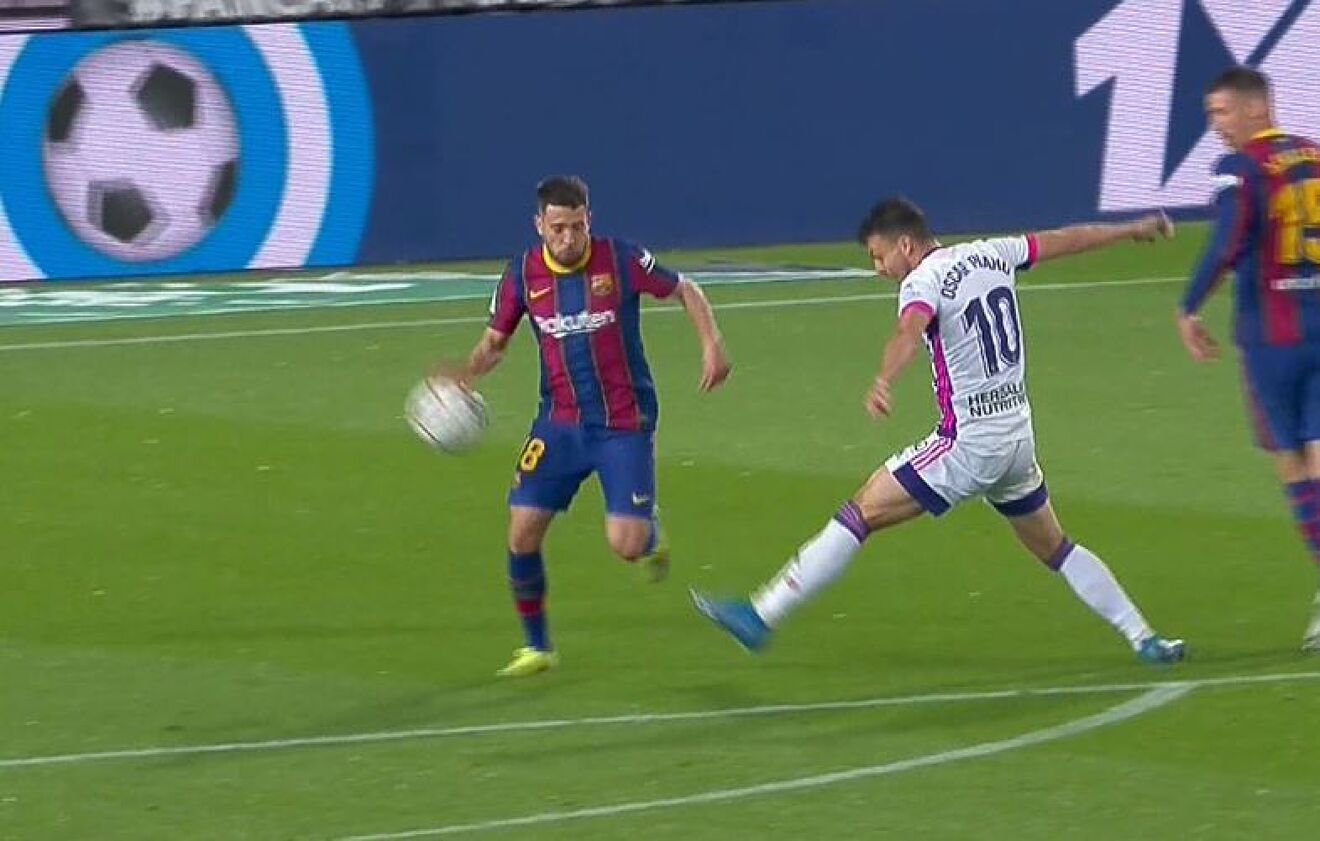 Messi lập kỷ lục, trọng t&agrave;i nghi tiếp tay Barcelona hạ Valladolid - Ảnh 3.