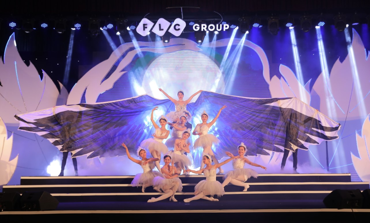 Bằng Kiều – Minh Tuyết hòa nhịp cùng hàng ngàn khán giả xứ Thanh trong đêm nhạc Chuyện tình yêu - Ảnh 1.