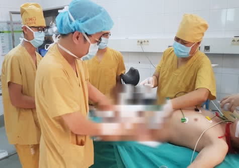Nam thanh niên bị hoại tử da, lộ tinh hoàn sau đắp thuốc nam