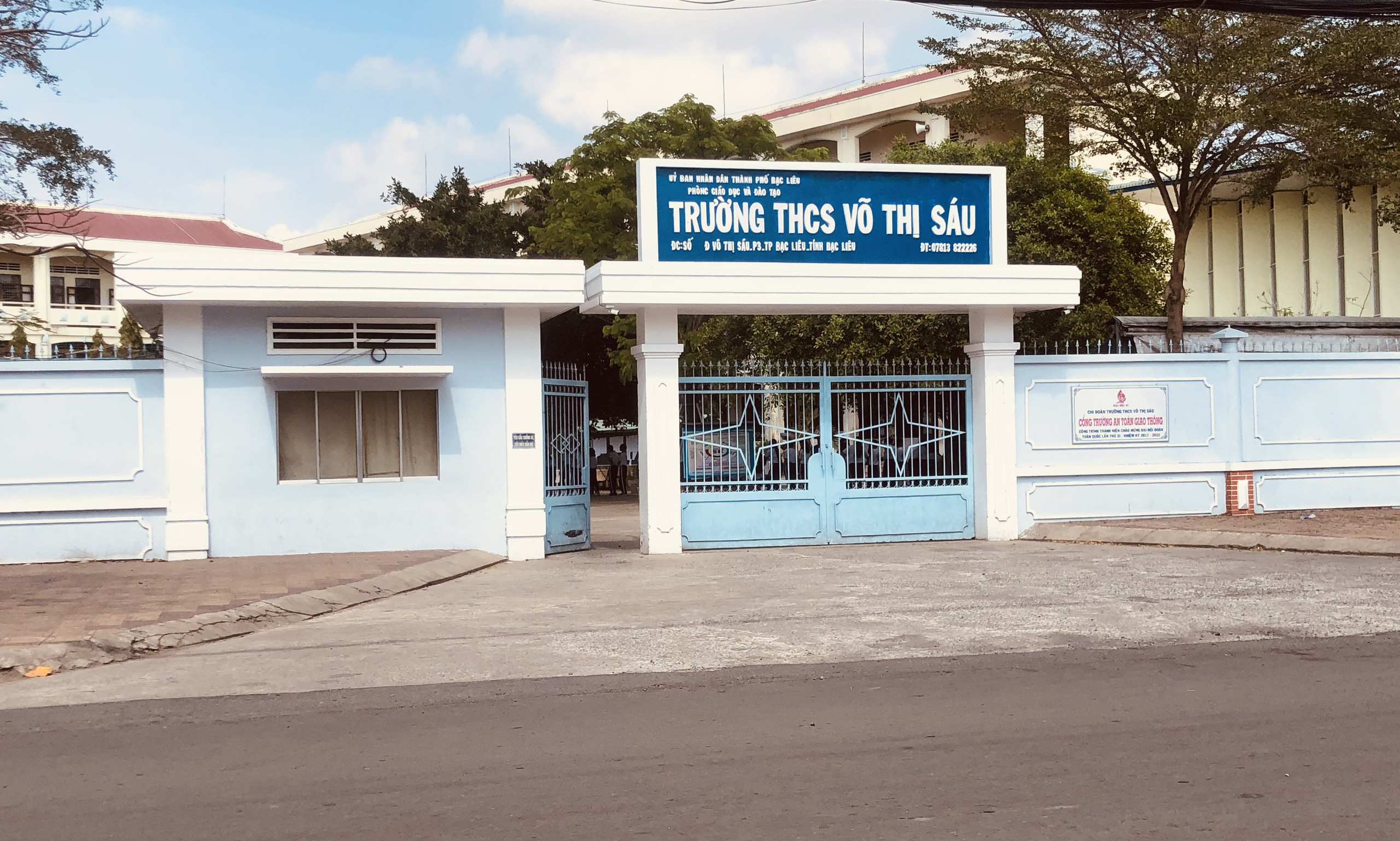 Nam sinh lớp 7 nhảy từ lầu 2 xuống đất may mắn thoát chết