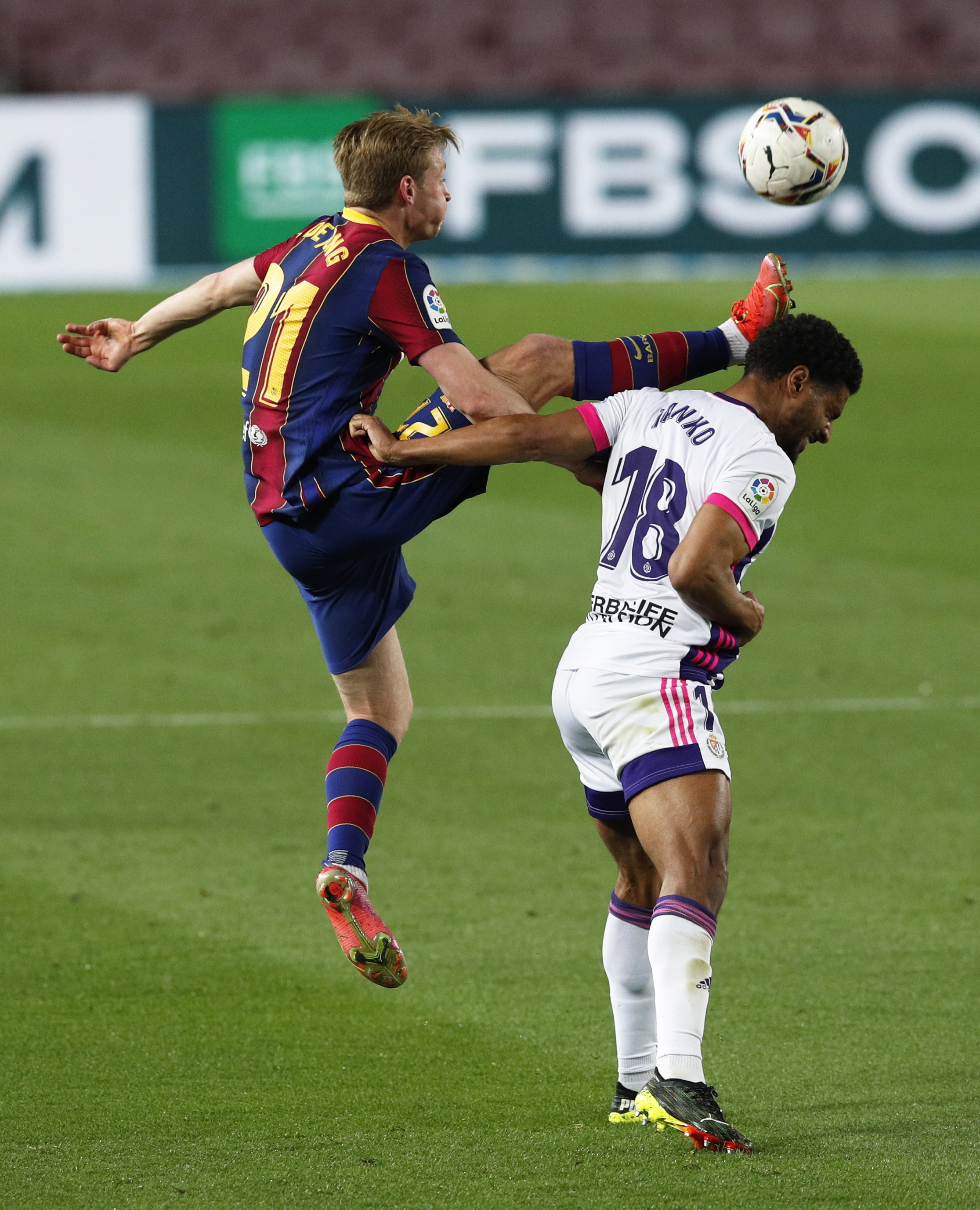 Messi lập kỷ lục, trọng t&agrave;i nghi tiếp tay Barcelona hạ Valladolid - Ảnh 1.